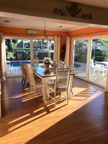 Stuart Waterfront Tropical Paradise heated pool. Close to beaches and downtown.