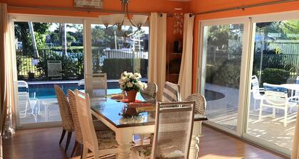 Stuart Waterfront Tropical Paradise heated pool. Close to beaches and downtown.