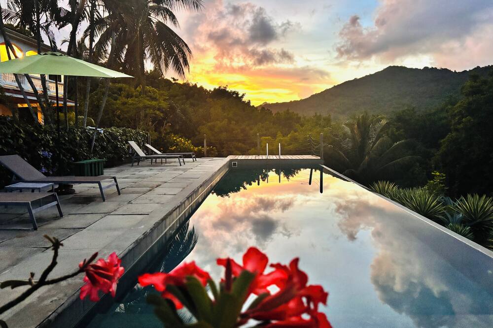 Amazing spacious home with ocean view huge terrace a private salt pool and AC