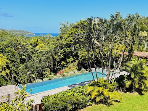 Amazing spacious home with ocean view huge terrace a private salt pool and AC