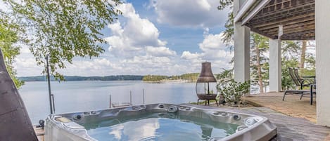 Outdoor spa tub