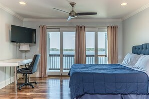 7 bedrooms, desk, iron/ironing board, free WiFi - Perfect for large groups. Sits on water's edge. (Buford)