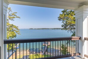 Property grounds - Perfect for large groups. Sits on water's edge. (Buford)