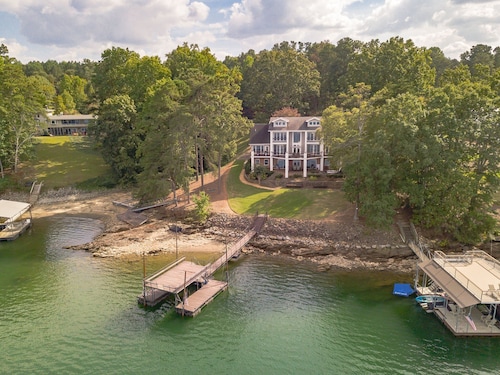 Erinomainen suuriin tapaamisiin ja yritysretriitteihin. Vain vaiheet syvään veteen.