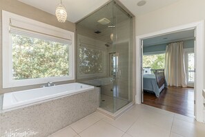 Combined shower/bathtub, jetted bath, hair dryer, towels - Perfect for large groups. Sits on water's edge. (Buford)