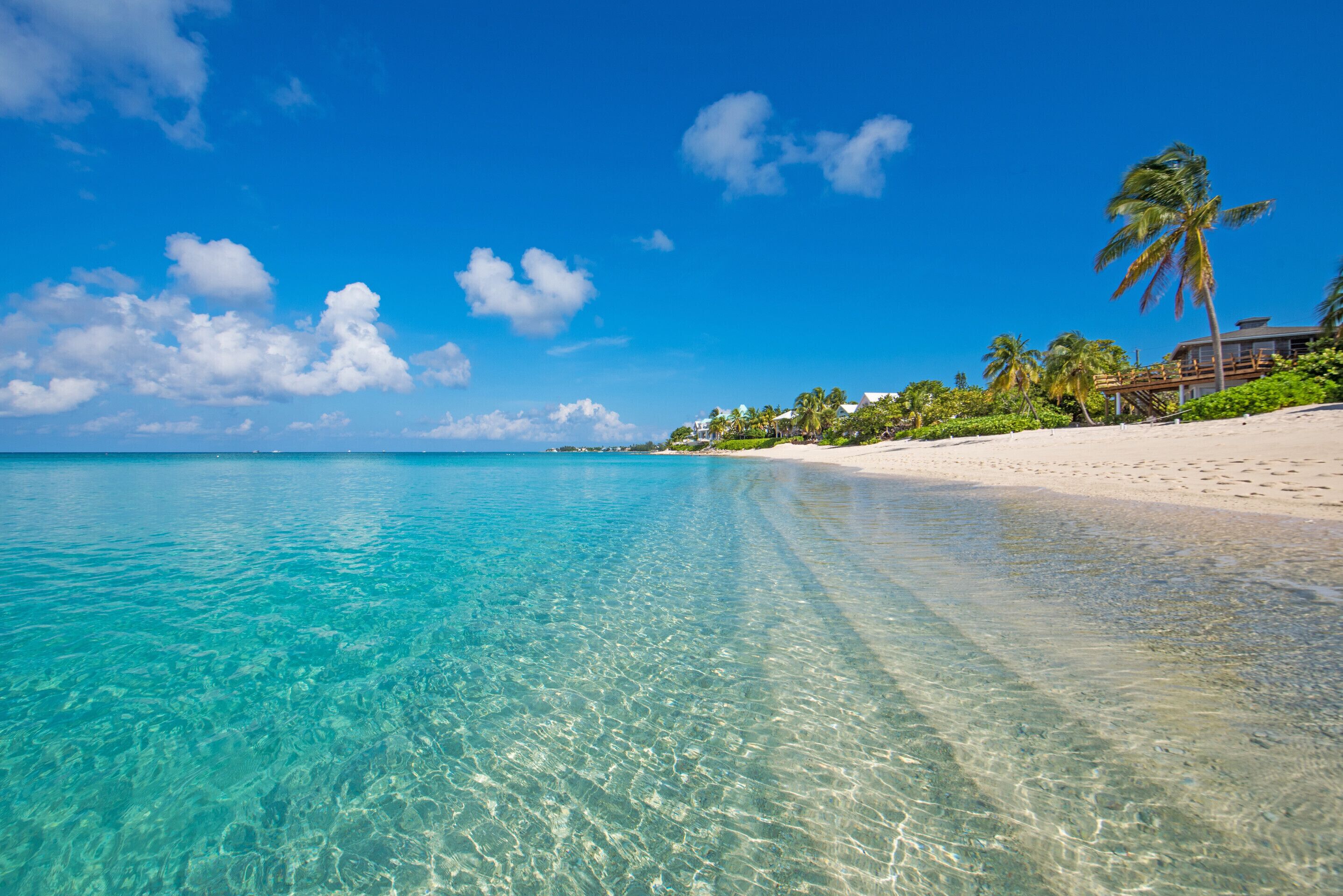 Am Strand, Liegestühle, Sonnenschirme, Strandtücher