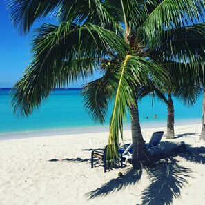 Plage, chaises longues, parasols, serviettes de plage