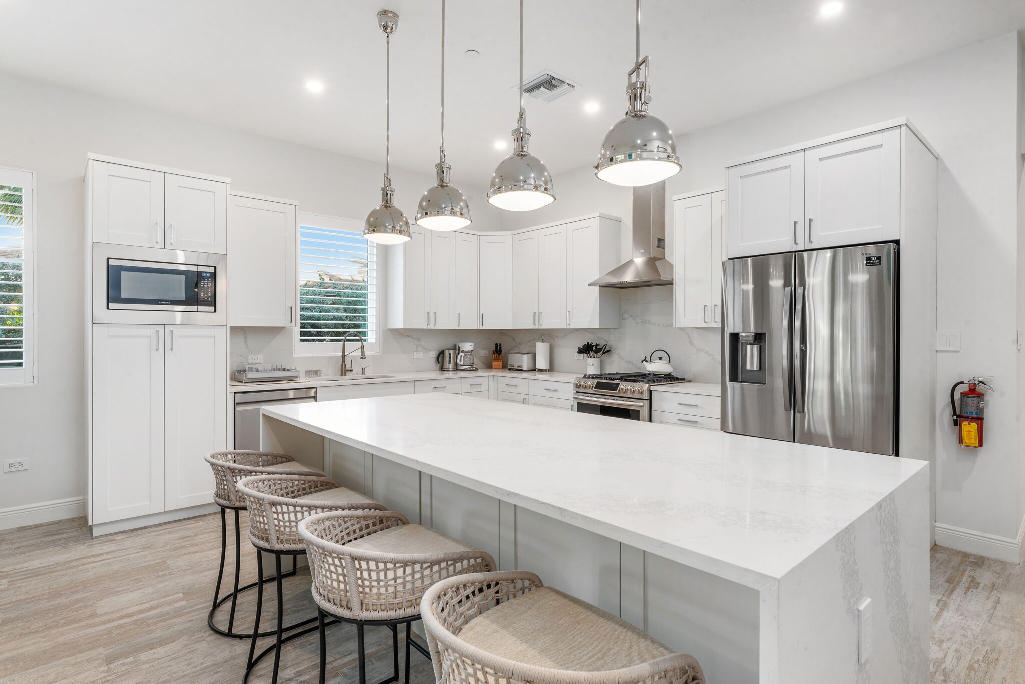 Refrigerador, microondas, horno y parrilla de estufa 