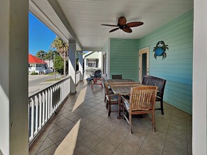 Outdoor dining - Fun For The Whole Crew w/ Hot Tub, Arcade & game Tables! Walk to the Beach. (Tybee Island)