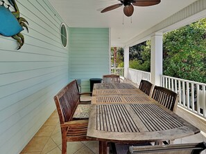 Outdoor dining - Fun For The Whole Crew w/ Hot Tub, Arcade & game Tables! Walk to the Beach. (Tybee Island)