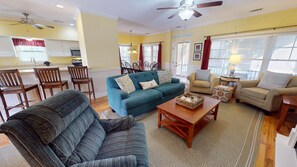 Smart TV - Fun For The Whole Crew w/ Hot Tub, Arcade & game Tables! Walk to the Beach. (Tybee Island)