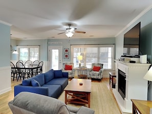 Smart TV - Fun For The Whole Crew w/ Hot Tub, Arcade & game Tables! Walk to the Beach. (Tybee Island)