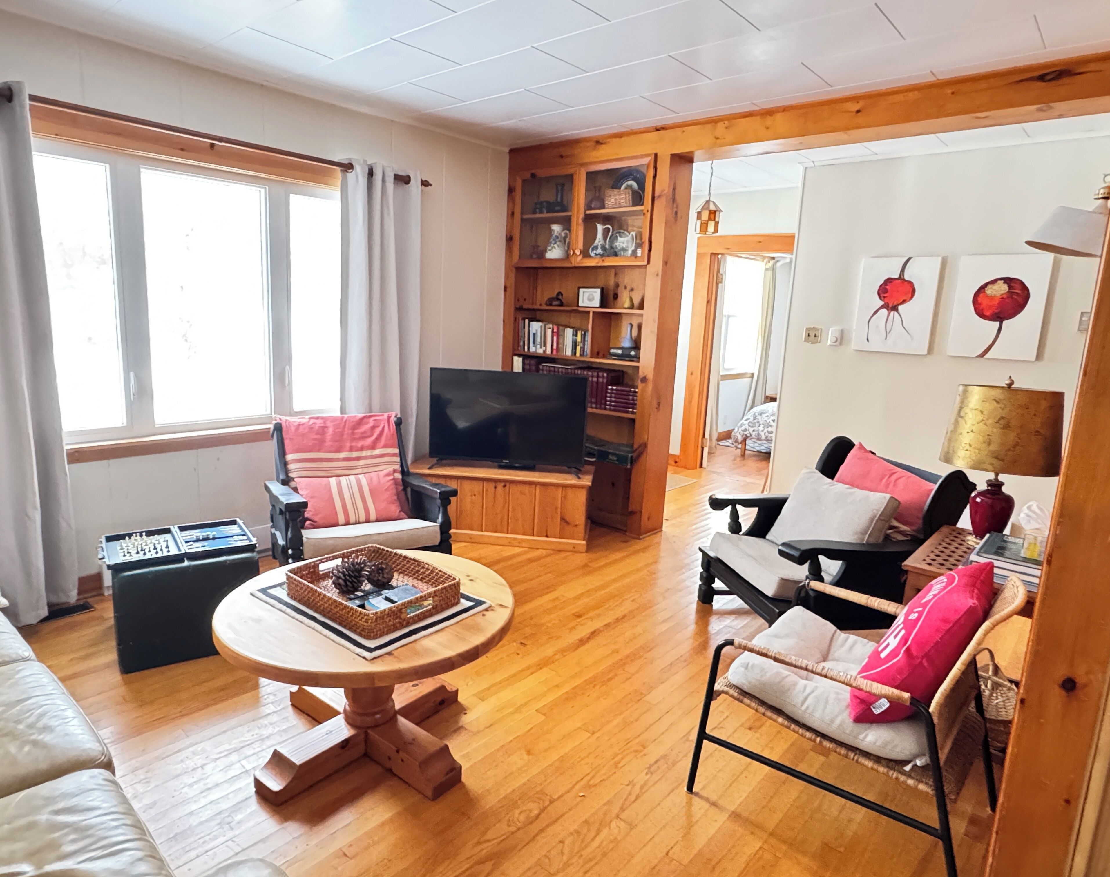 TV, DVD player, books, stereo