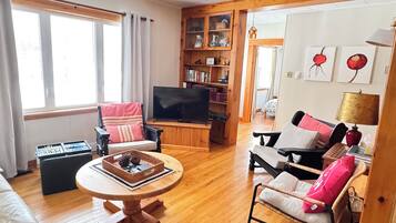TV, DVD player, books, stereo