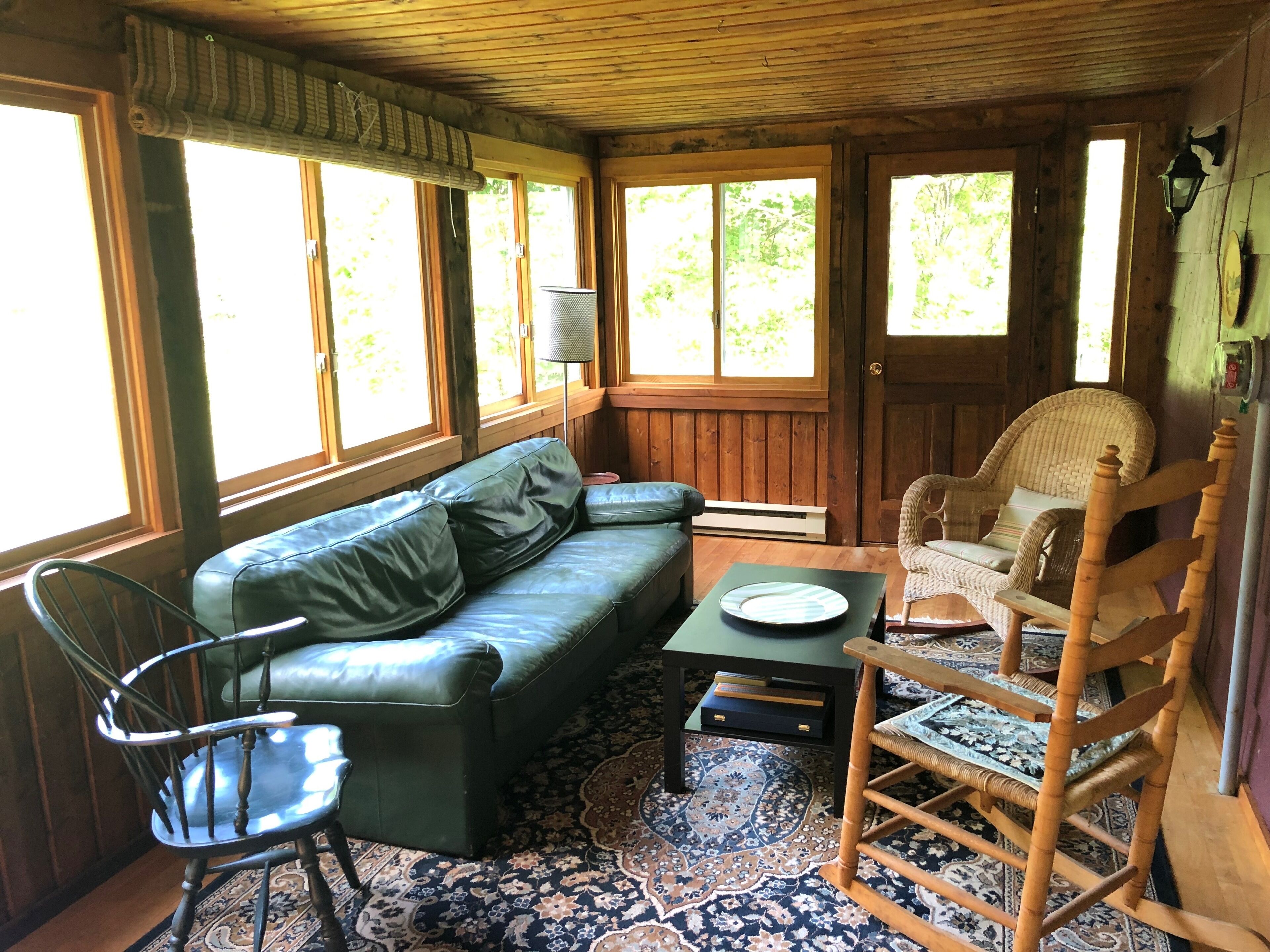 Télévision, lecteur de DVD, livres, chaîne hi-fi