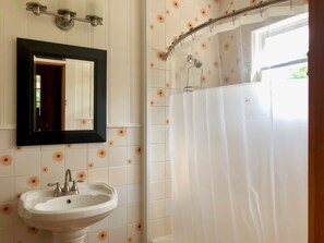 Kombination af bruser/badekar, hårtørrer, håndklæder, Sæbe