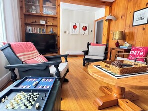Een televisie, een dvd-speler, boeken en een stereo