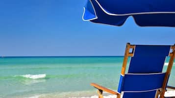 På stranden og solsenger