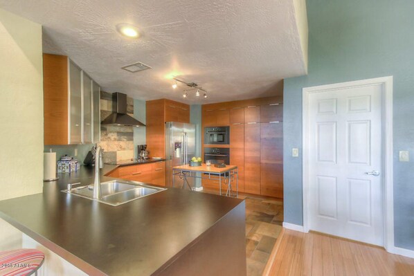 Refrigerador, microondas, horno y parrilla de estufa 