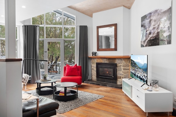 Gas fireplace and wonderful bushland views