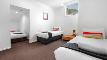 2 habitaciones, ropa de cama hipoalergénica y escritorio