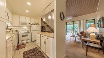 Jääkaappi, mikroaaltouuni, uuni, liesi