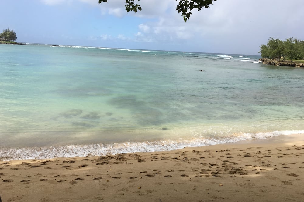 Beach nearby, sun loungers, beach towels