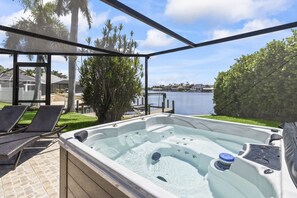 Tina de hidromasaje al aire libre