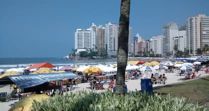 Asturias - Guarujá - 150 metrin päässä rannasta - Colonia AFPESP: n edessä.