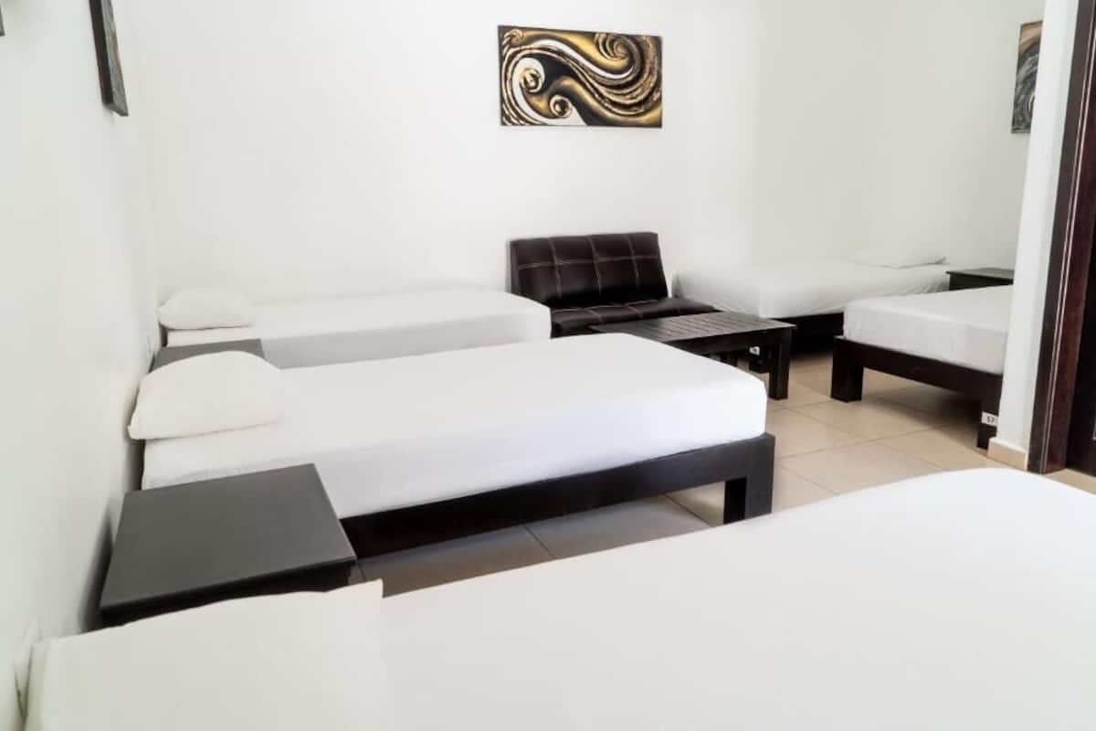 1 habitación, cortinas blackout, insonorización y wifi gratis
