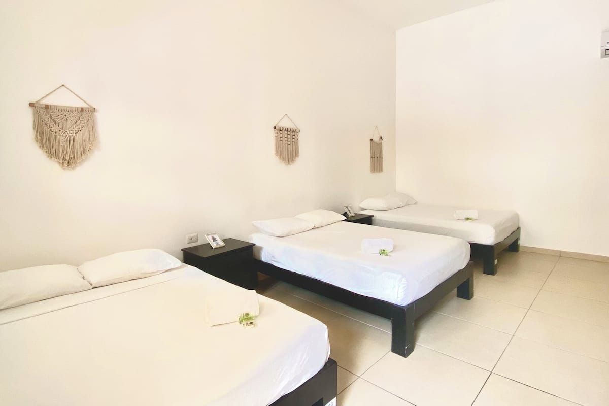 Suite exclusiva, varias camas | 1 habitación, cortinas blackout, insonorización y wifi gratis