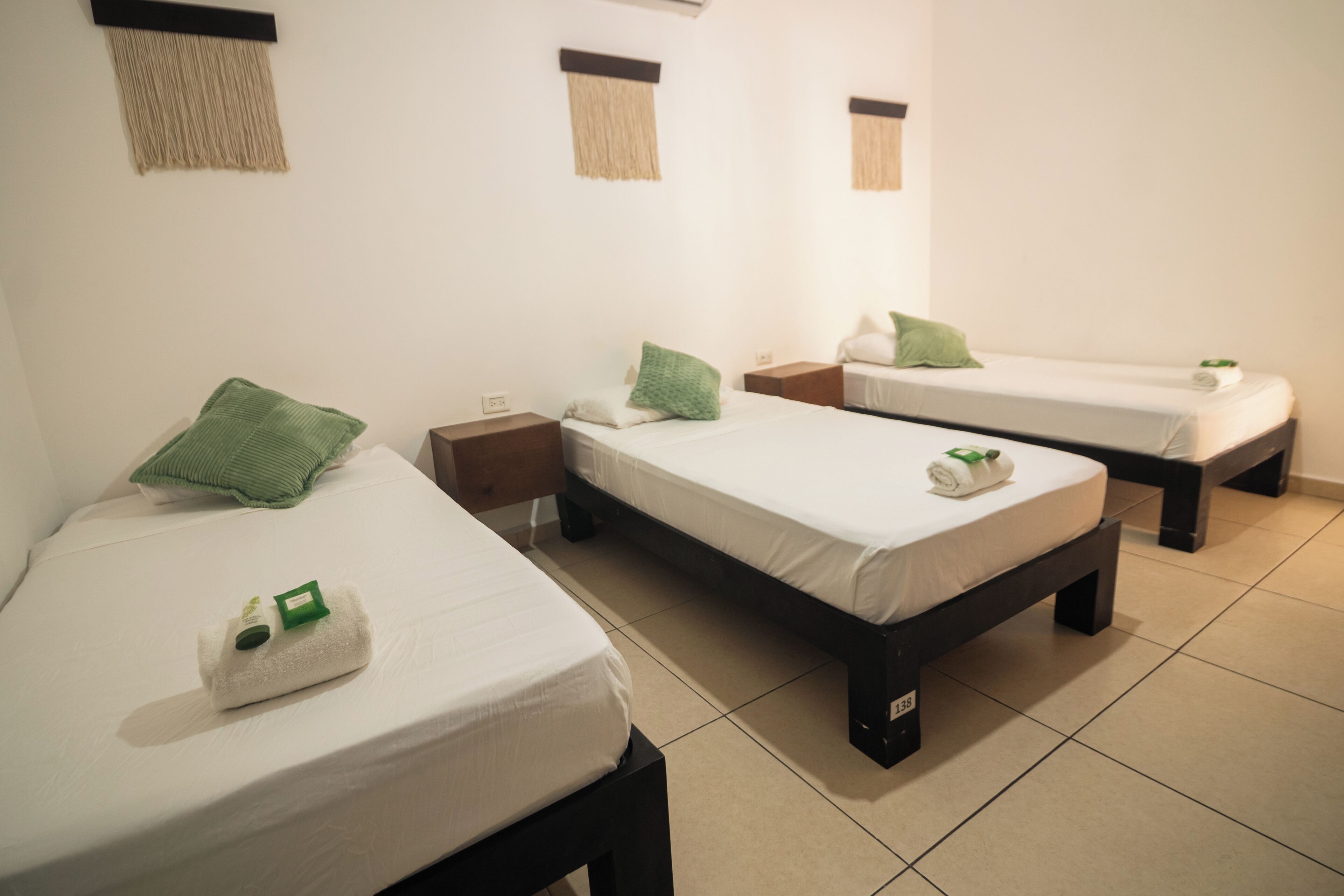 Chambre Triple Confort, 3 lits une place | Rideaux occultants, chambres insonorisées, Wi-Fi gratuit, draps fournis