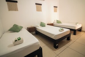 Comfort driepersoonskamer, 3 eenpersoonsbedden | Verduisterende gordijnen, geluiddichte muren, gratis wifi, beddengoed