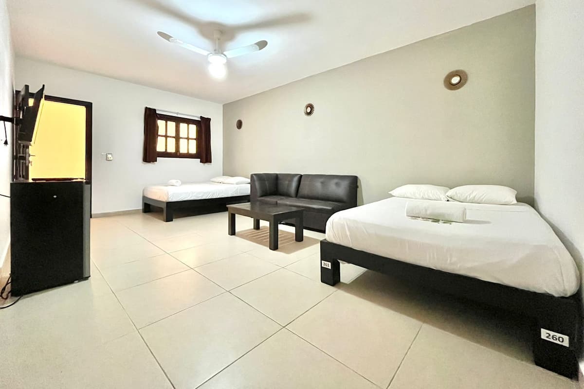 Habitación cuádruple Confort | 1 habitación, cortinas blackout, insonorización y wifi gratis