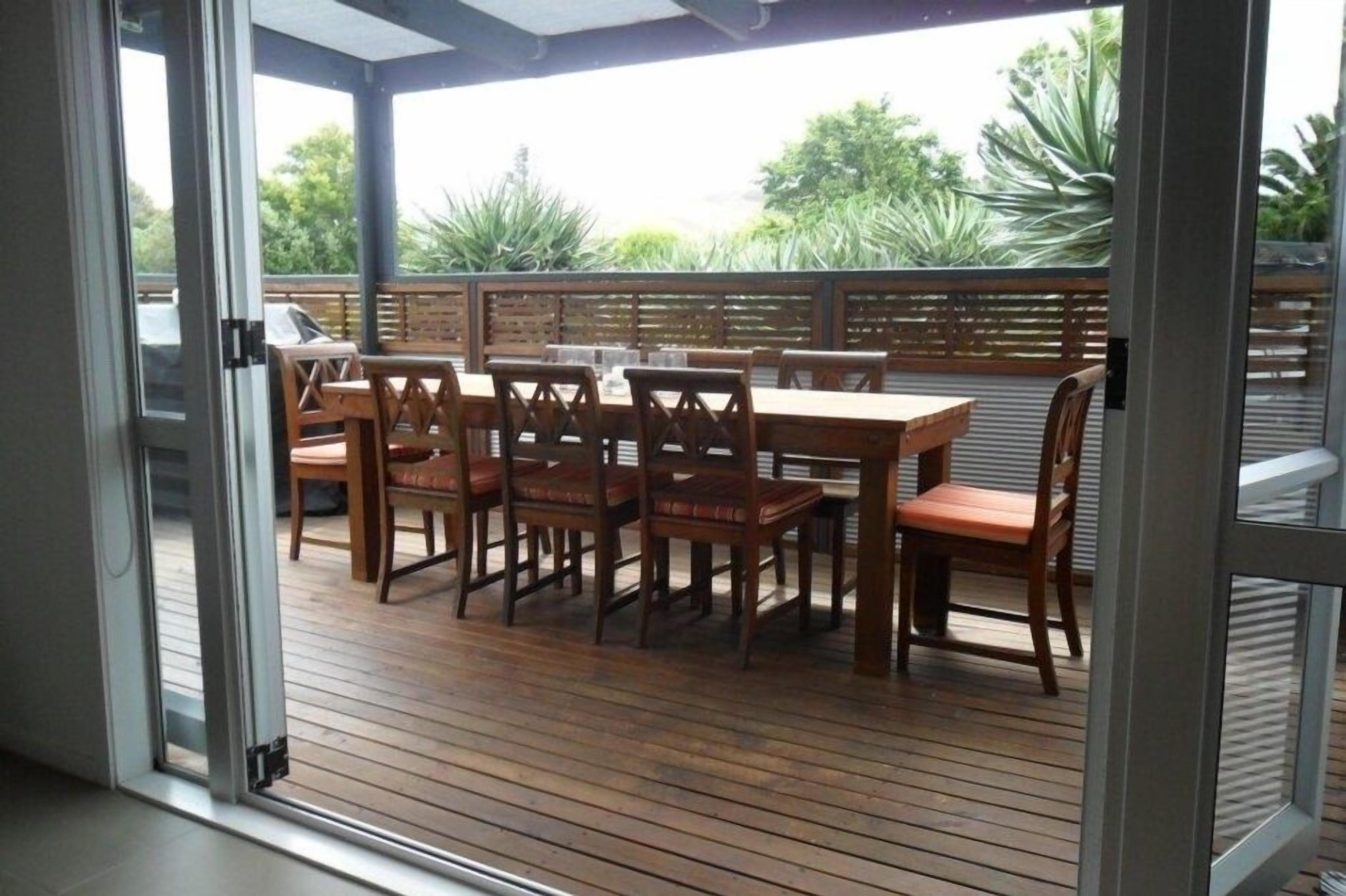 Spacious, sunny, modern bach.
