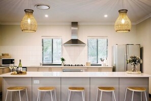 Fridge, microwave, oven, stovetop - Blue Wren Secluded Bushland Retreat with Pool (Margaret River)