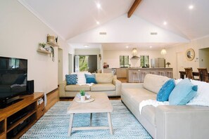 Living area - Blue Wren Secluded Bushland Retreat with Pool (Margaret River)