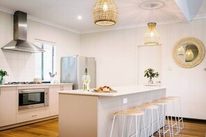 Fridge, microwave, oven, stovetop - Blue Wren Secluded Bushland Retreat with Pool (Margaret River)