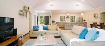 Blue Wren—Chic & Spacious Country Pool House