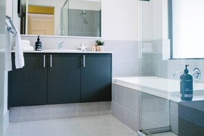 Secadora de cabello, toallas, papel de baño 