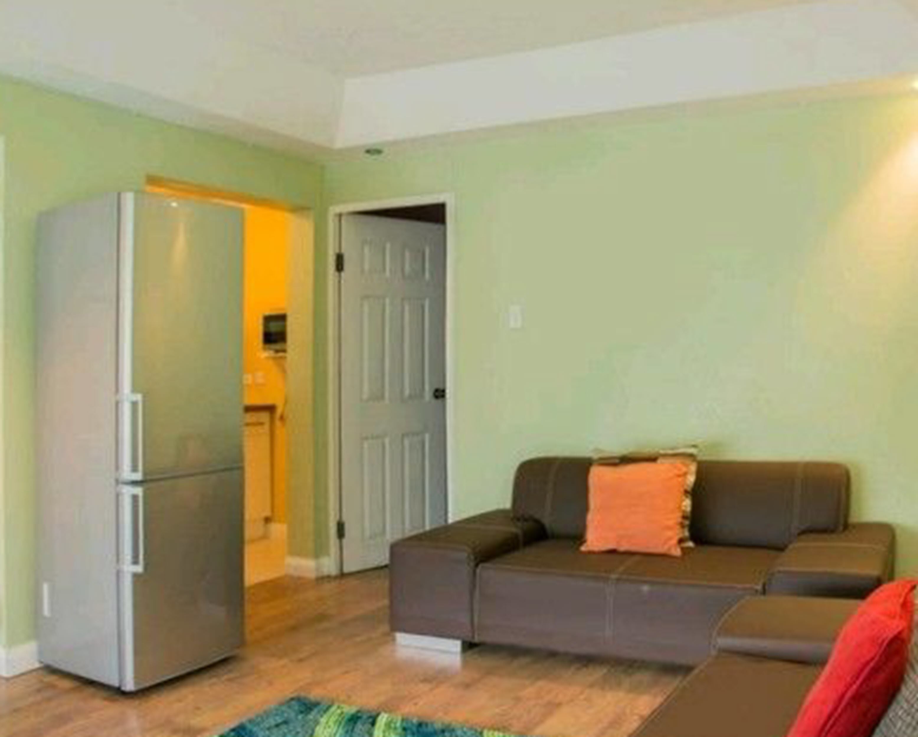 Elite Apartment, 1 Queen Bed, Non Smoking, Mountain View | Living area | Smart TV, Netflix