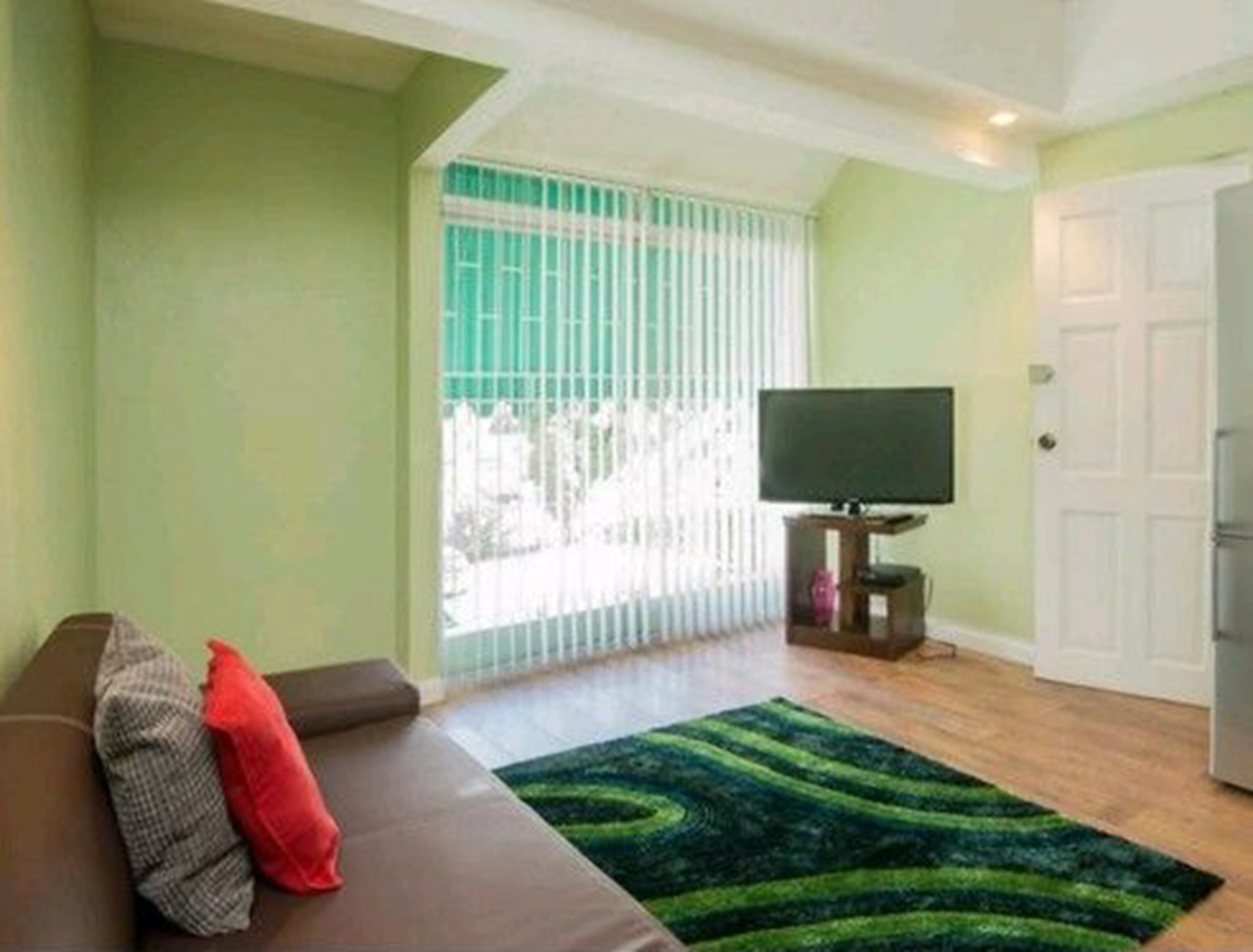 Elite Apartment, 1 Queen Bed, Non Smoking, Mountain View | Living room