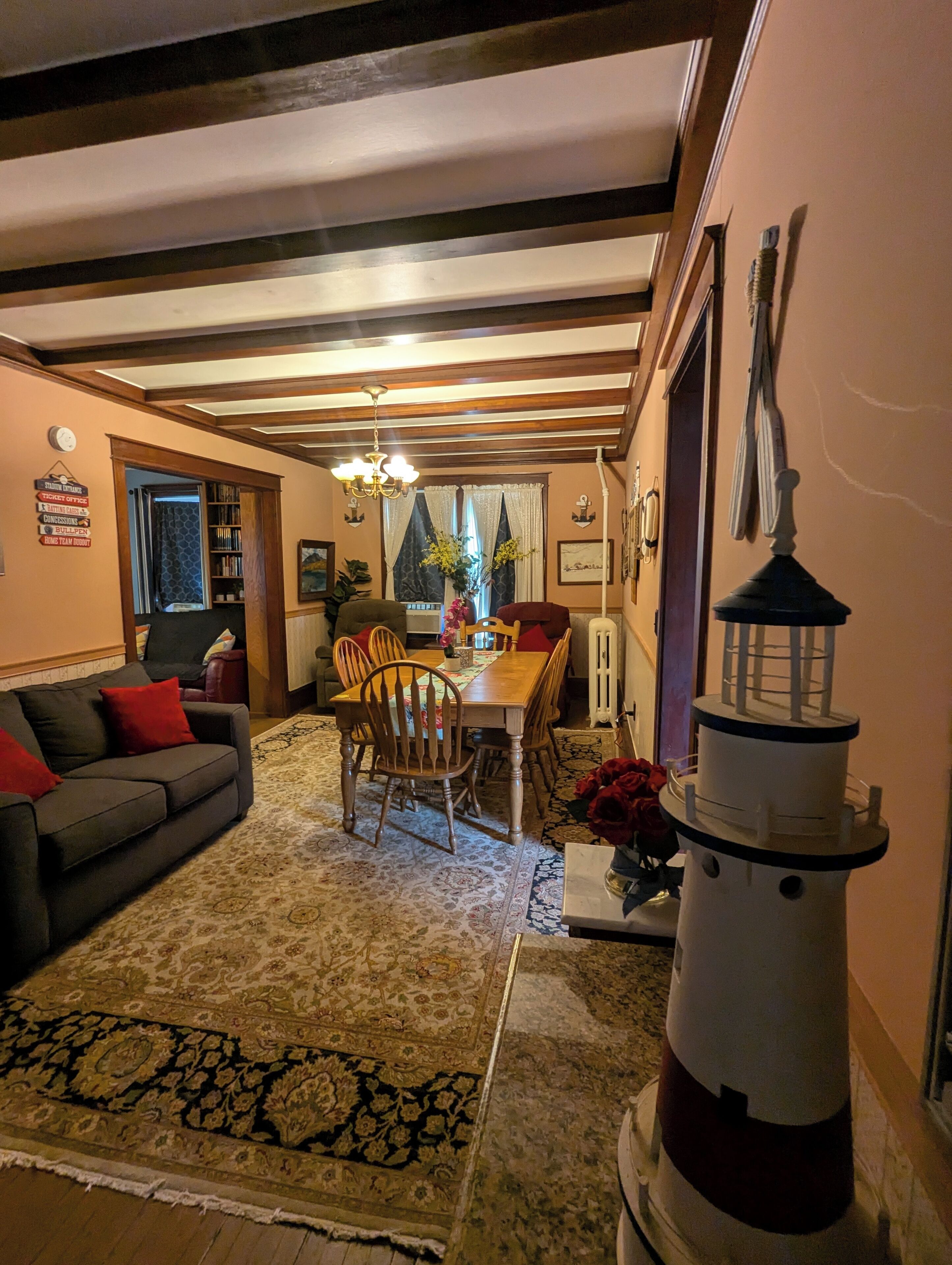 Sleeps 20! Spacious! spotless! Just 1 minute to CDP, Near restaurants and shops!