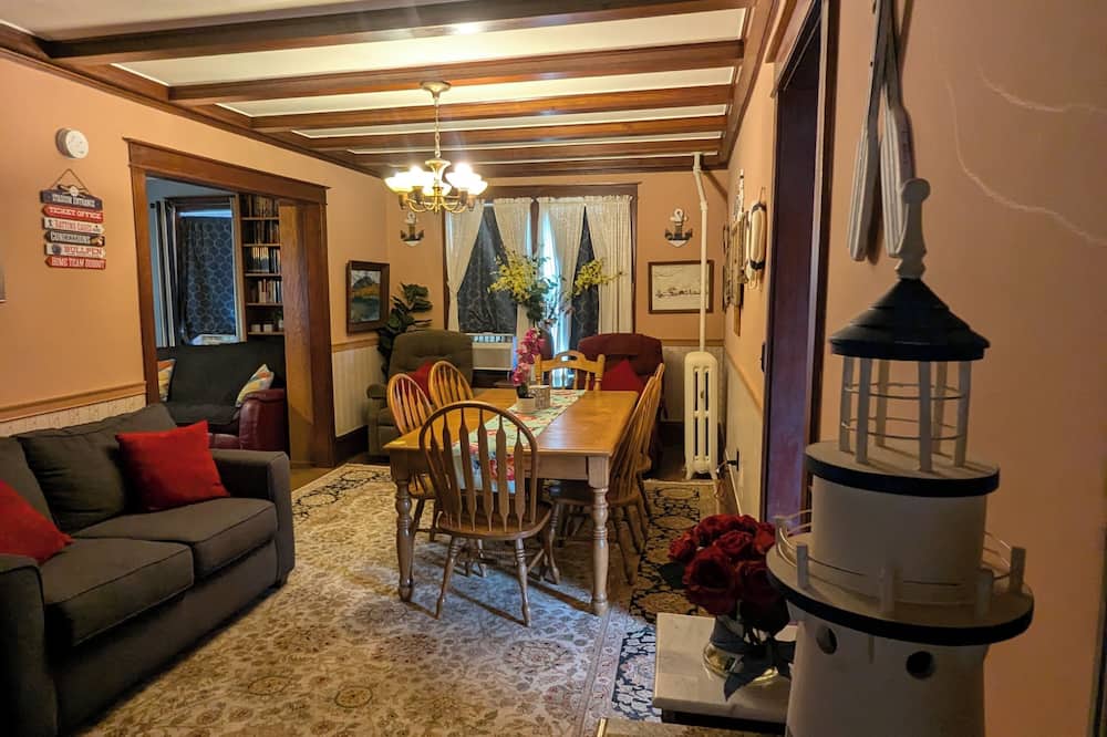 Sleeps 20! Spacious! spotless! Just 1 minute to CDP, Near restaurants and shops!