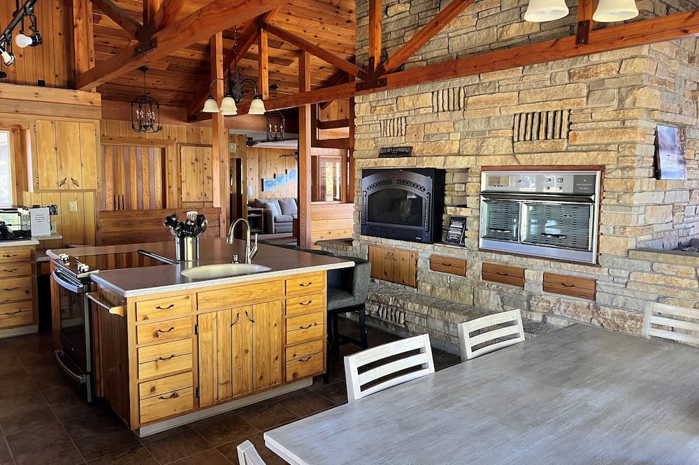 Shadow Lake Retreat House ~ Waterfront ~ Includes kayaks, paddle boards, bikes..