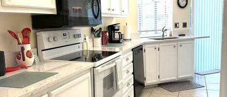 冷蔵庫、電子レンジ、オーブン、コンロ