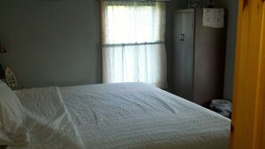 3 bedrooms, iron/ironing board, bed sheets