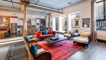 Smart TV, chimenea, reproductor de DVD y estéreo