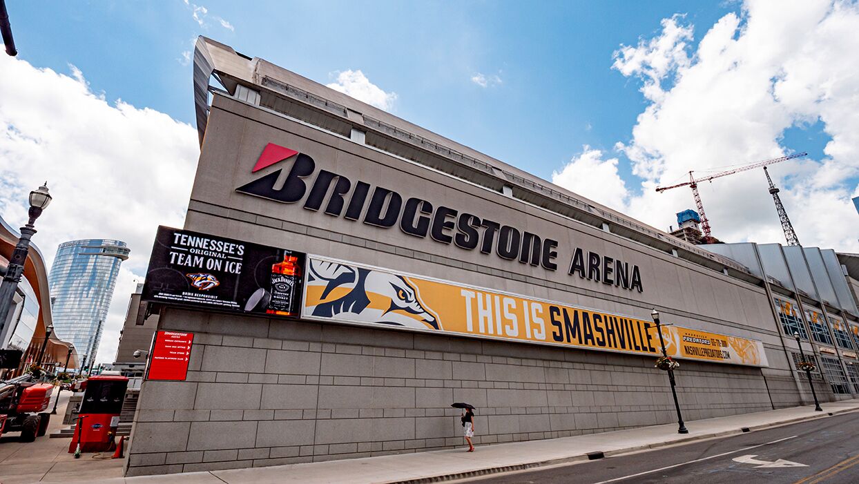 Bridgestone Arena met een groot bord waarop Tennessee's eerste ijshockeyteam wordt aangekondigd.