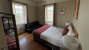 3 slaapkamers, een strijkplank/strijkijzer, wifi, beddengoed